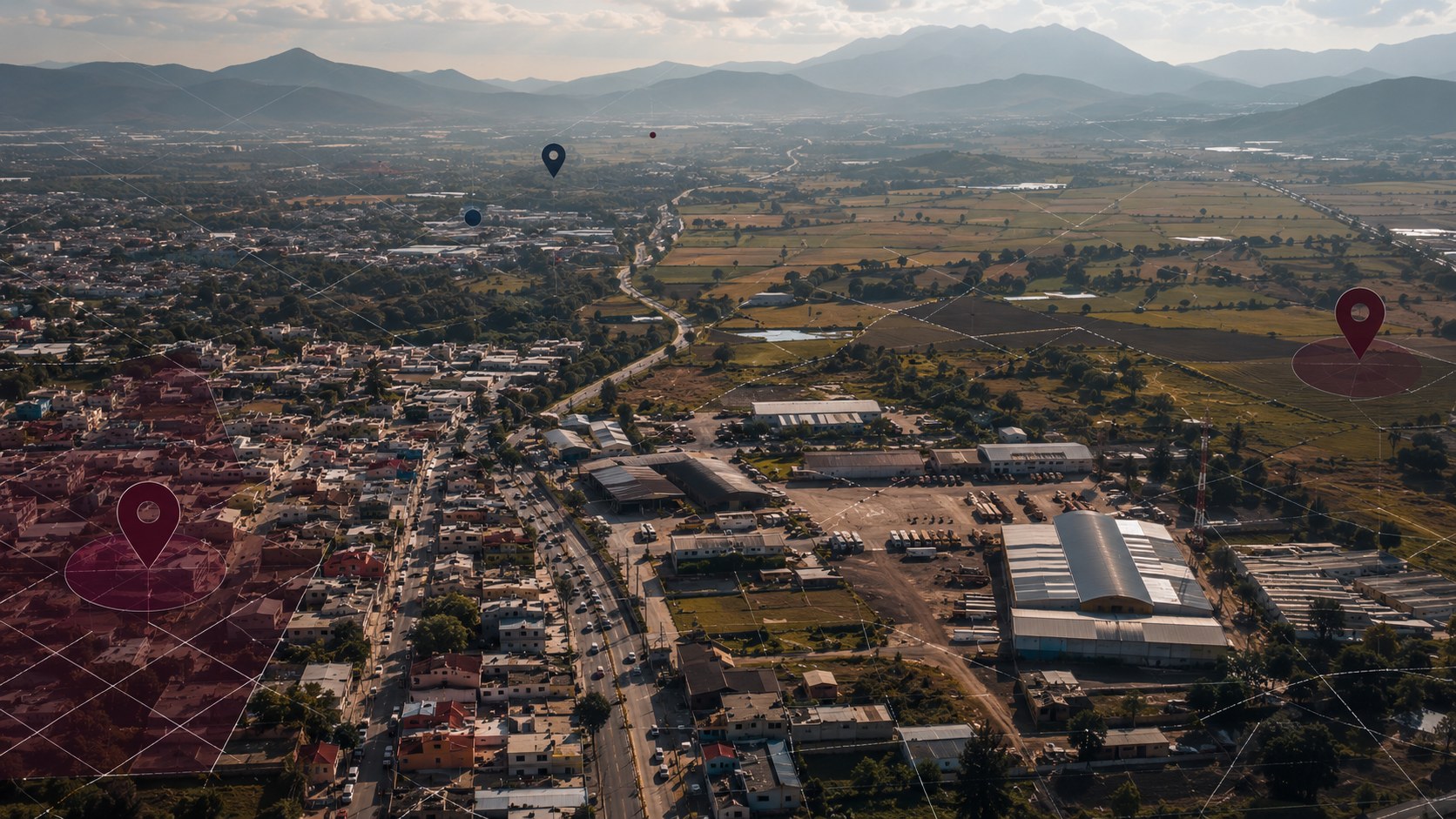 Transición aérea entre zona urbana y rural al atardecer