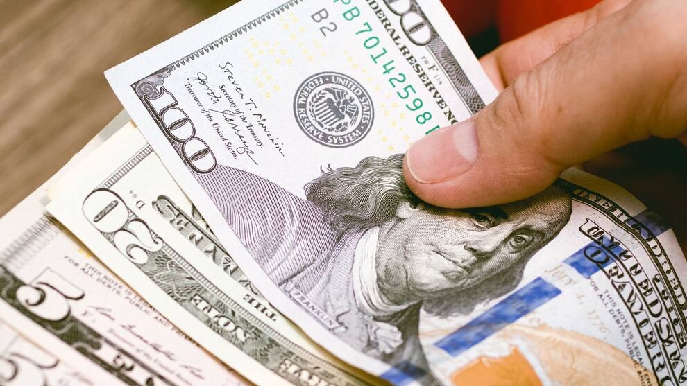 Peso se mantiene cerca de 17.33 por dólar mientras mercado espera decisión de Banxico