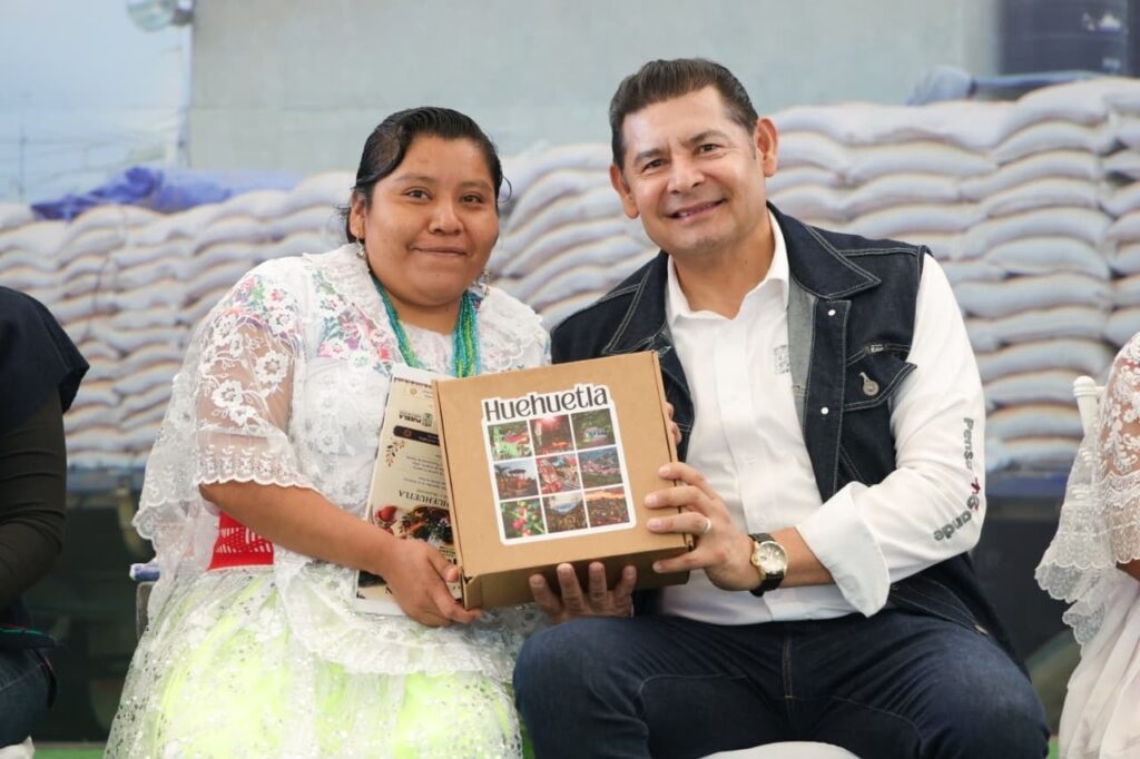 Puebla entrega fertilizante a más de 2 mil productores como parte de inversión de 1,700 mdp al campo