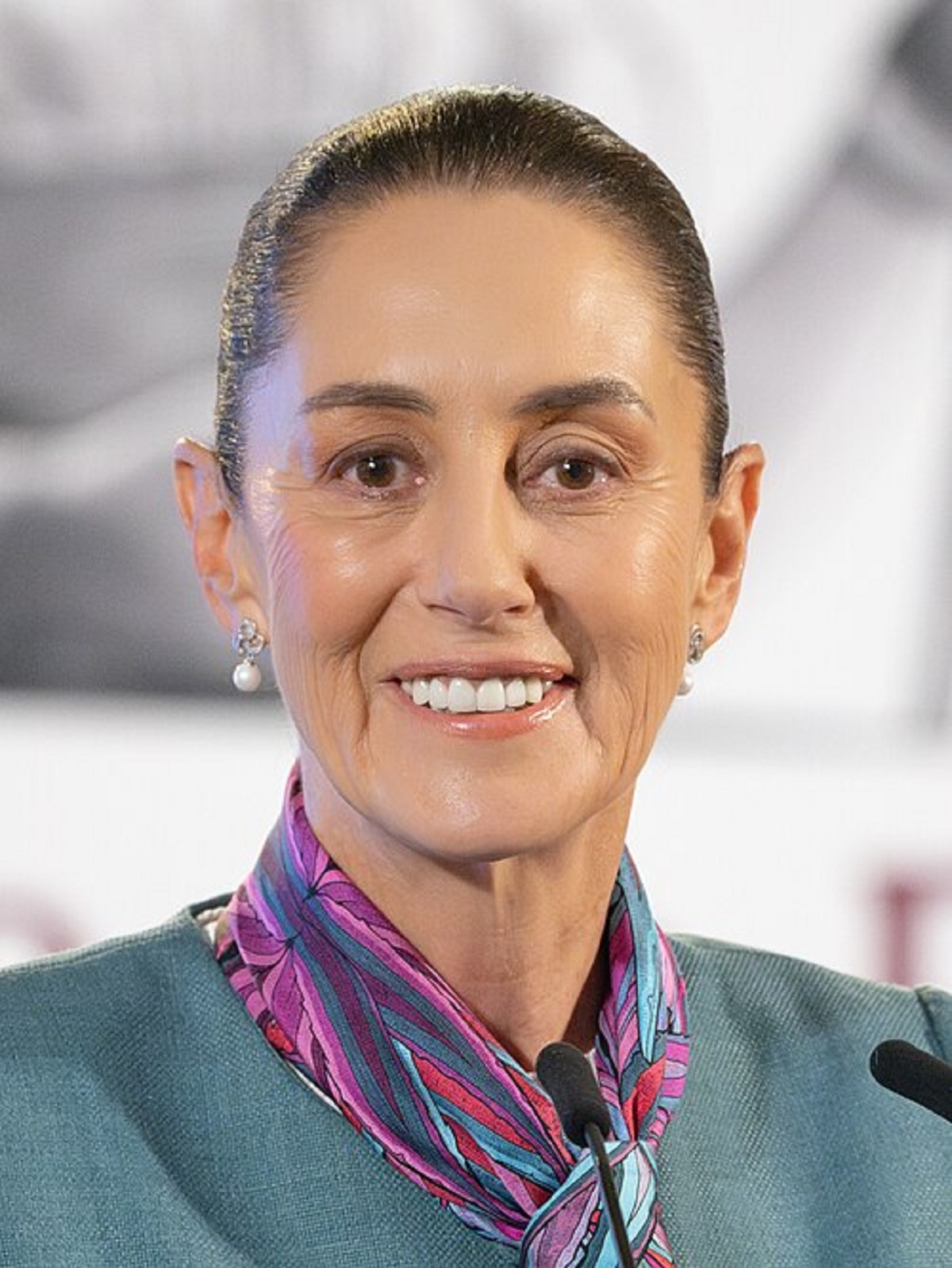 Sheinbaum alerta por redes de ultraderecha y bots que difunden noticias falsas en México