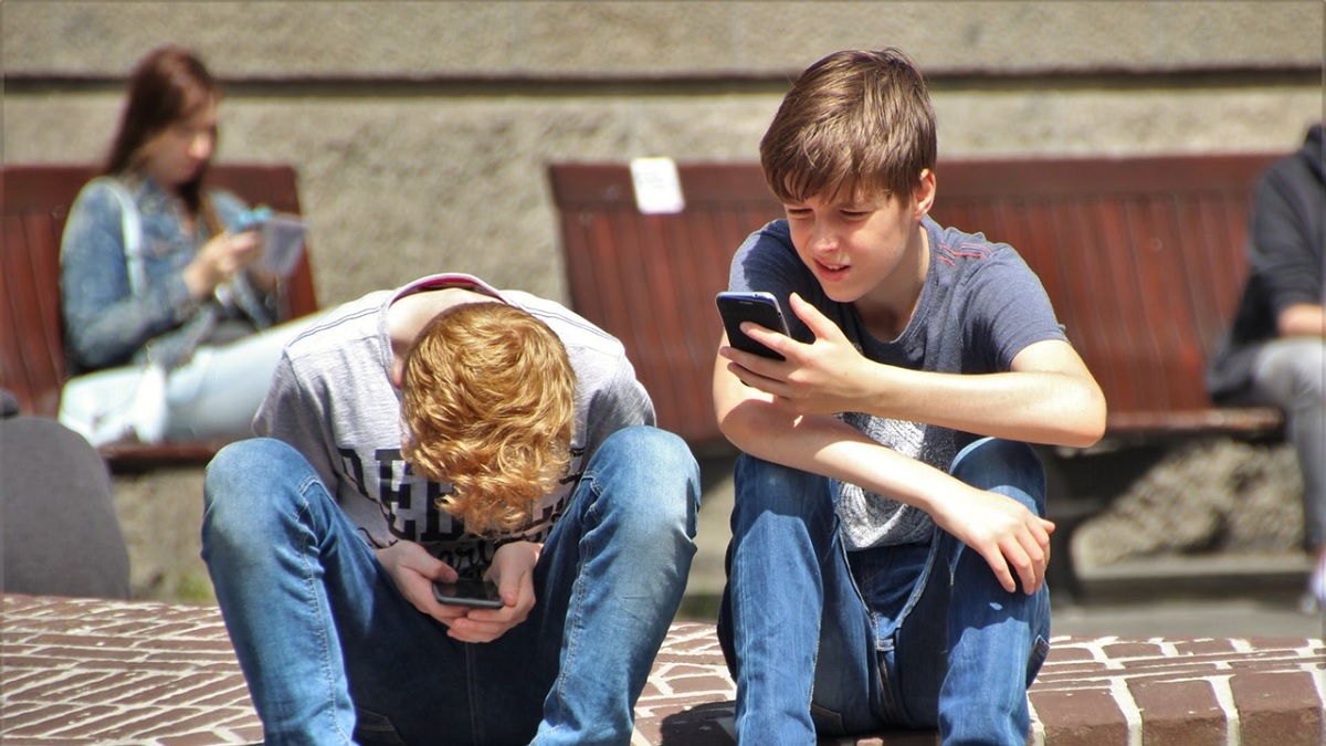 Adiós al celular durante la jornada escolar: Nueva regulación entrará en vigor el 3 de noviembre